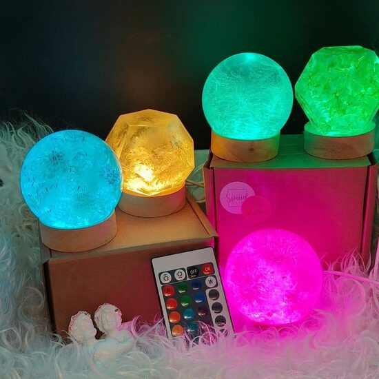 "KRISTĀLS" 8.2 cm krāsains Epoksīda lampa ar dabas ziediem | SpiiidBotanics roku darbs